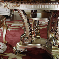 Ensemble de meubles de salle à manger classiques français de luxe, table élégante en bois massif, chaises rembourrées, finition antique claire