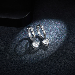 Pendientes de Aro con Piedras de Silicona de 5*5mm de All Fashion Boutique, Forma de Corazón Plateado con Patrón de Llave, con Moissanita como Piedra Principal - Product Image 3
