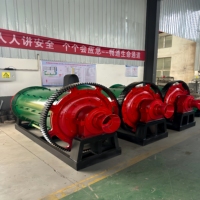 Broyeur à boulets pour minerai d'or de petite taille 2-3t/h, le plus vendu en Chine, équipement de broyage personnalisable avec moteur AC pour le raffinage du minerai