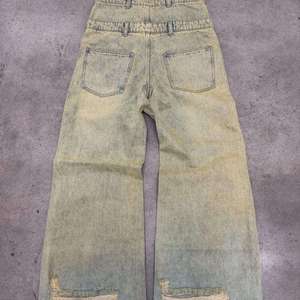 جينز رجالي فضفاض مخصص عالي الجودة، دنيم ثقيل الوزن 300 جرام، غسيل حمضي عتيق، ممزق ومُزين بالمسامير، خصر مزدوج، ملابس الشارع - Product Image 2