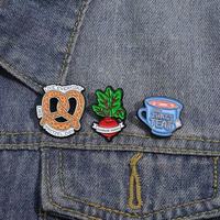 En gros, Broches en métal émaillées décoratives créatives et mignonnes, en forme de carotte rouge, tasse à thé et beignet, de style mode