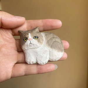 Aimant de réfrigérateur en bois en forme de chat, sculpté à la main en bois de tilleul, motif animalier, cadeau personnalisé - Product Image 1
