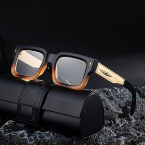 Gafas de Sol Cuadradas para Hombre ZS-98356B, Montura Negra de PC, Protección UV400, Detalles Metálicos, Estilo Retro - Product Image 3