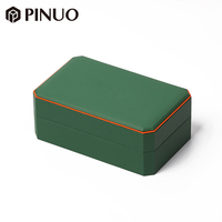 Caixa de Joias PINUO em Couro PU Verde com Interior em Suede Laranja, Estojo para Colares e Pingentes com Cantos Chanfrados e Logo Personalizado em Ouro