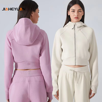 Veste à capuche courte zippée pour femme, manches raglan, passe-pouce, en polaire technique, col montant, ourlet côtelé, style athleisure, couleur crème