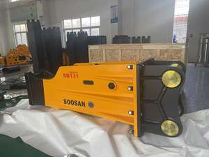 Casse-roche hydraulique SOOSAN SB131 de type boîte avec fonctionnalités standard, comprend des burins, des flexibles, un cylindre à azote et un kit de charge de gaz. - Product Image 5