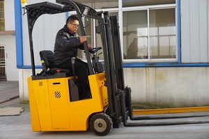 Chariot élévateur électrique compact HuiZe 1.5T HZBR1530, idéal pour la manutention en entrepôt, avec hauteur <span class=keywords><strong>de</strong></span> levage <span class=keywords><strong>de</strong></span> 2600 mm après chute du mât - Product Image 5