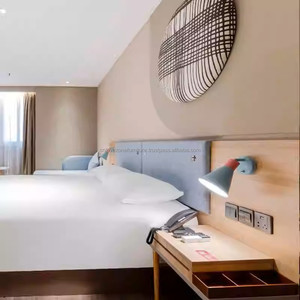 Ensemble de mobilier de chambre d'hôtel commercial abordable en bois, moderne, standard 3 étoiles, pour suite complète d'appartement, avec cadre de lit et table de chevet - Product Image 4