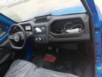 Mini camionnette électrique avec option conduite à droite, capacité de charge de 500 kg, idéale pour la logistique sur sites étroits et les travaux en courantier intérieur.