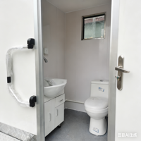 Remorque de toilettes mobiles personnalisée avec système de chasse d'eau pour les événements en plein air, les chantiers de construction et l'assainissement public