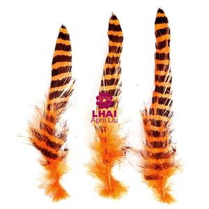 Plumes de schlappen blanches teintées à la main de haute qualité, idéales pour la confection de chapeaux, les accessoires de costumes, l'art DIY, les décorations de mariage - Product Image 4