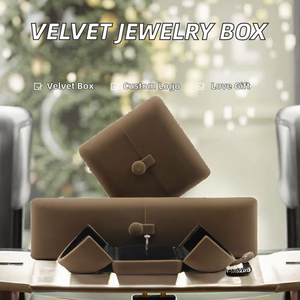 Boîte de présentation de bijoux de luxe pour femmes, carrée et semi-circulaire, pour bagues, avec logo personnalisable, en velours, pour la Saint-Valentin - Product Image 2