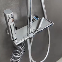 Mevalon Tête de pluie contemporaine Colonne de douche Suite Laiton poli Ensembles de douche de salle de bains Robinets sur pied Finition chromée Jet doux