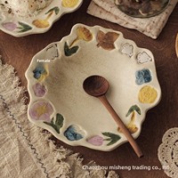 Assiette artisanale en grès à motif floral et oiseaux, peinte sous glaçure, style vintage, esthétique raffinée, de fabrication chinoise, forme irrégulière