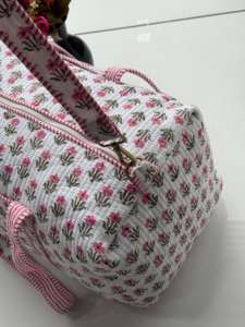 Sac fourre-tout matelassé en coton XL pour femmes fait à la main à fleurs voyage week-end bagages sac à bandoulière de luxe écologique pour les vacances - Product Image 4