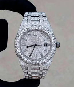 Montre de luxe pour homme personnalisée avec cadran rond en acier inoxydable serti de diamants Moissanite VVS1, résistance à l'eau 10 bars, fabriquée en Inde - Product Image 1