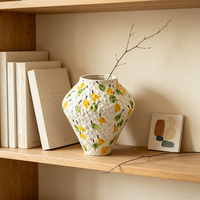 Vase décoratif artisanal style pastoral, pot en céramique blanc à texture ondulée et motif poire pour ornement de table de mariage