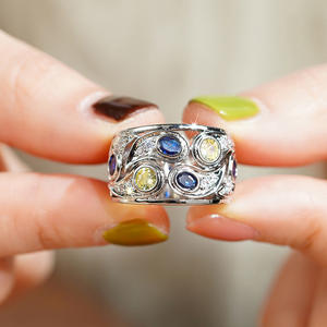 Anello da Donna H443 con Zaffiro Ovale Naturale e Diamanti Incastonati a Pavé, Gioiello di Moda - Product Image 3