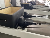 Reformer de Pilates de Madera de Roble Comercial de Alta Calidad con Acabado Pintado en Blanco para Entrenamiento de Fuerza y Fortalecimiento del Core para Uso en Estudio