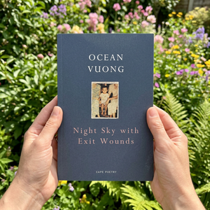 Cielo nocturno con heridas de salida, colección de poesía de Ocean Vuong, ficción literaria contemporánea, tapa blanda - Product Image 1