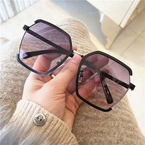 Lunettes de soleil carrées de luxe à la mode avec logo personnalisé, protection UV400, en métal, pour hommes et femmes - Product Image 1