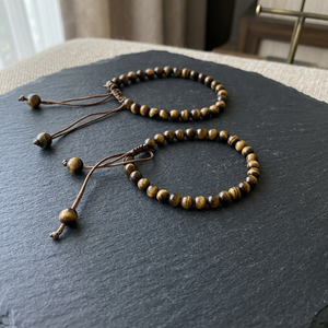 สร้อยข้อมือหินไทเกอร์อาย ลูกปัดกลมขนาด 6 มม. เชือกฝ้ายปรับได้ ทำด้วยมือ - Product Image 1