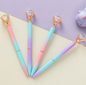 Bolígrafo de punta redonda azul degradado a morado con cristal de diamante en la parte superior y clip metálico en oro rosa. - Product Image 1