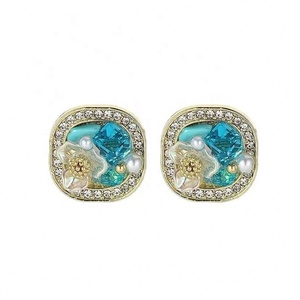 Pendientes de Botón Pequeños y Exquisitos de Aleación de Cobre Hechos a Mano por Ilona, Chapados en Oro de 18K, con Diseño Geométrico de Mariposa y Circonita, para Mujer, Aniversario - Product Image 6