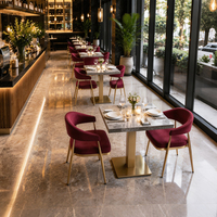Chaises de salle à manger en velours rouge vin, table carrée en marbre, base en piédestal doré, ensemble bistrot restaurant, mobilier commercial personnalisable OEM