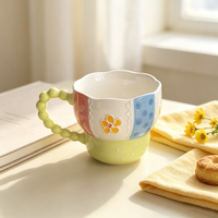 Mug en céramique avec poignée perlée jaune-vert 400 ml, tasse à café à fleurs peinte à la main pour la maison ou le bureau