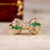 Bague Nœud Papillon Style Royal Européen en Or 18K Orné de Diamants avec Émeraude de Laboratoire Captivante Loi de l'Attraction