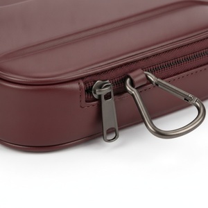 Housse de raquette de pickleball structurée en PU italien avec mousqueton, aspect italien, logo personnalisé, vente en gros - Product Image 4