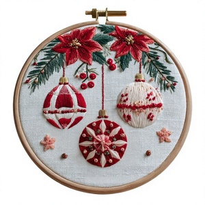 Cerceau de broderie de Noël - Ornement festif artisanal en coton de 15 cm, écologique et durable - Product Image 1