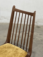 Mid-Century Stuhl mit vertikaler Lattenrückenlehne, gepolstertem Sitz, offenem Lack und massivem Eschenholz im skandinavischen Stil