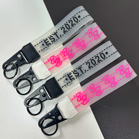 Lanière de poignet en PVC personnalisée porte-clés portefeuille porte-clés en silicone porte-clés à bracelet personnalisé avec pendentif