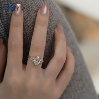 Bague Viti en or jaune 18 carats certifiée IGI avec diamant ovale de laboratoire en grappe florale, bijou raffiné d'inspiration botanique, romantique et élégant