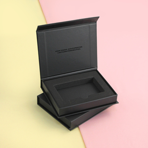 Caja de Regalo de Cartón Negra Personalizada en Forma de Libro, Cierre Magnético, Papel Rígido, Impresión UV, Grabado en Relieve, Diferentes Tamaños y Pesos - Product Image 1