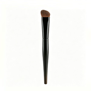 Brocha iluminadora mate de pelo animal con mango de madera para contorno y fijación de maquillaje - Product Image 1