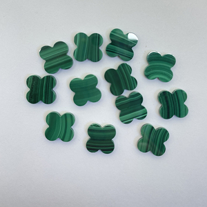 <span class=keywords><strong>Pietra</strong></span> Naturale di <span class=keywords><strong>Malachite</strong></span> <span class=keywords><strong>Verde</strong></span> a Quattro Foglie di Alta Qualità 13x13mm per Creazione di Gioielli - Product Image 1