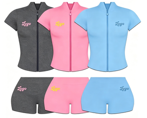 Completo Set Due Pezzi Personalizzabile con Logo per Donna: Giacca a Maniche Corte con Zip e Pantaloncini - Abbigliamento Sportivo da Palestra Estivo 2026 - Product Image 1