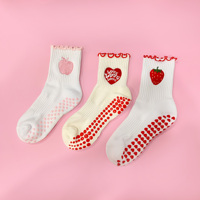 Chaussettes d'automne personnalisées avec logo, tricotées, bordure brodée, motif floral fraise, décontractées, cœur, antidérapantes, à volants, pour Pilates et Yoga