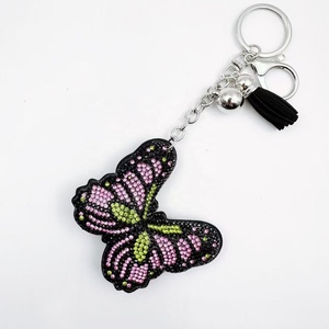 Llavero de moda coreano de terciopelo con aleación de aluminio y metal, con diamantes de imitación y mariposa de dibujos animados, colgante para bolso y ropa - Product Image 2