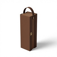 Boîte cadeau rigide de la marque Gifting avec poignée de transport, en cuir brun, emballage verrouillable à main