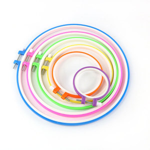 Cerceau à broder portable en plastique coloré, fourni par l'usine, pour la <span class=keywords><strong>couture</strong></span>, le point <span class=keywords><strong>de</strong></span> croix et les accessoires <span class=keywords><strong>de</strong></span> <span class=keywords><strong>couture</strong></span> pour le bricolage et l'artisanat. - Product Image 6