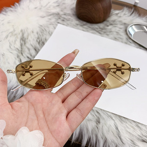 Montures de lunettes ovales avec bordure dorée et détails en diamant, monture complète pour femmes, verres en PC, protection UV 100% - Product Image 2