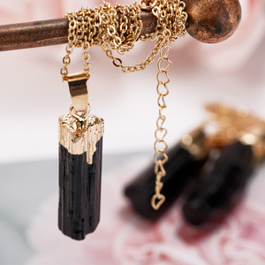 Collana con Ciondolo in Pietra Grezza Placcata Oro Shanmei, Ciondolo in Tormalina Nera per Creazione di Gioielli - Product Image 2