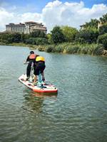 Vélo aquatique pliable à faible résistance, deux places, avec cadre en plastique, grand tapis flottant plat SUP, ponton plat, pour complexe hôtelier, de l'usine Lumark en Chine