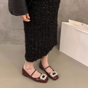 Venta al por mayor de fábrica: Nuevos zapatos de tacón cuadrado con pedrería en rojo y plateado para mujer - Product Image 4