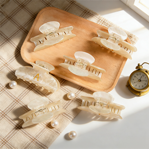 Pinzas de Pelo de Acrílico con Letras Doradas Talladas, Estilo Europeo-Americano, Gran Venta, para Niñas y Mujeres, Decoración Elegante para el Cabello - Product Image 3