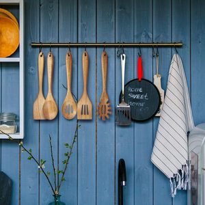 Ustensiles de ménage en bois personnalisés en gros Cuillères en bois d'acacia Ensemble d'ustensiles de cuisine 5 pièces avec trou - Product Image 6